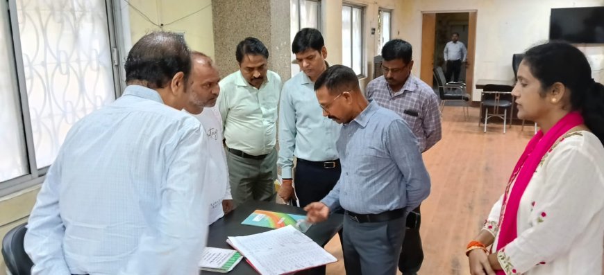 जिलाधिकारी ने कलेक्ट्रेट स्थित आपदा कंट्रोल रूम का किया औचक निरीक्षण