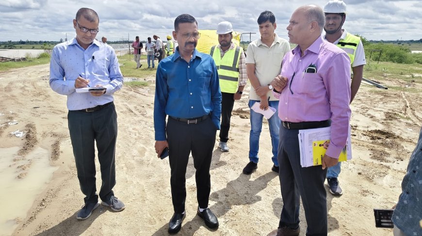 जिलाधिकारी ने रू0 302 करोड़ की बाईपास परियोजना के निर्माणाधीन बेतवा एवं यमुना पुलों का किया स्थलीय निरीक्षण