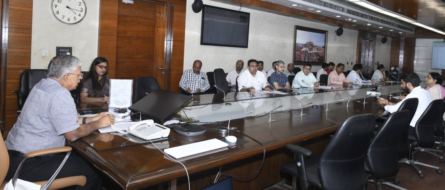 मुख्य सचिव ने वीडियो कॉन्फ्रेंसिंग के माध्यम से सभी मण्डलायुक्तों एवं जिलाधिकारियों के साथ की साप्ताहिक समीक्षा बैठक