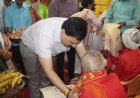 अंतर्राष्ट्रीय वृद्धजन दिवस पर वृद्धाश्रम पहुंचे जिलाधिकारी, बुजुर्गों को किया सम्मानित