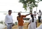 जिलाधिकारी ने बाढ़ के मद्देनजर तहसील नौगढ़ के अन्तर्गत संगलदीप तथा बैरवानानकार का किया निरीक्षण