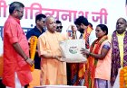 सीएम योगी ने वाराणसी में ‘स्वच्छता मित्र सम्मान समारोह’ में स्वच्छता मित्रों को किया सम्मानित