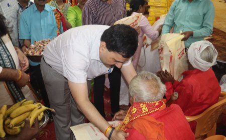 अंतर्राष्ट्रीय वृद्धजन दिवस पर वृद्धाश्रम पहुंचे जिलाधिकारी, बुजुर्गों को किया सम्मानित