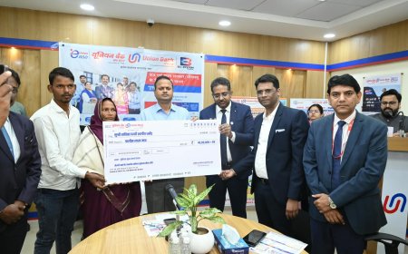यूनियन बैंक ऑफ इंडिया के दुर्घटना बीमा के तहत डीएम ने आश्रिता को 40 लाख का दिया चेक