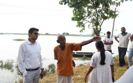 जिलाधिकारी ने बाढ़ के मद्देनजर तहसील नौगढ़ के अन्तर्गत संगलदीप तथा बैरवानानकार का किया निरीक्षण