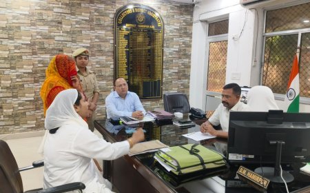 जिलाधिकारी ने जनसुनवाई में सुनीं जनसमस्याएं, अधिकारियों को दिए समयबद्ध एवं गुणवत्तापूर्ण निस्तारण के निर्देश
