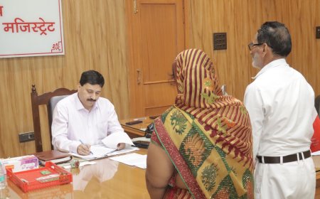 जिलाधिकारी ने विभिन्न क्षेत्रों से आए फरियादियों की सुनी समस्याएं