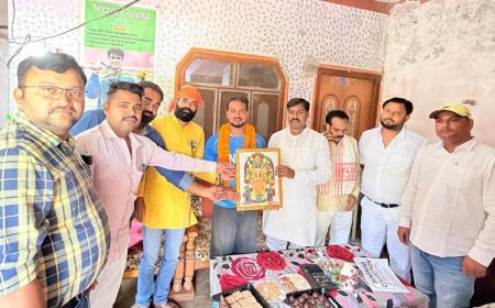 एशियन स्तर की कबड्डी प्रतियोगिता में स्वर्ण पदक विजेता प्रदीप चौरसिया को कन्हैया पासवान ने किया सम्मानित