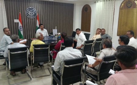 डीईओ ने विशेष पुनरीक्षण अभियान के संबंध में राजनैतिक दलों के साथ की बैठक