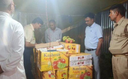 नवरात्रि के दृष्टिगत मां दुर्गन भवानी मंदिर का निरीक्षण, खाद्य सुरक्षा टीम ने फल प्रतिष्ठान को जारी की सुधार सूचना