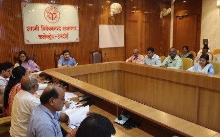 जिलाधिकारी ने विकास खण्ड स्तर पर संचालित विभिन्न योजनाओं की समीक्षा कर लक्ष्य के अनुरूप कार्य कराने के दिए निर्देश