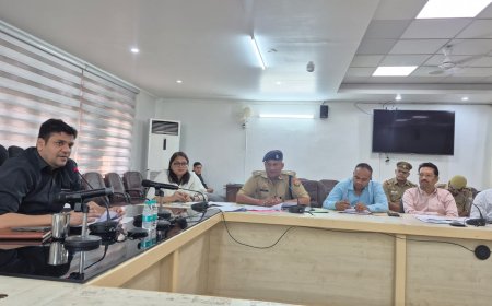 सुरक्षित सड़कें, सतर्क वाहन चालक और सख्त प्रवर्तन से थमेंगी दुर्घटनाएं - डीएम