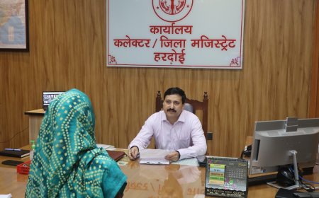 जिलाधिकारी ने विभिन्न क्षेत्रों से आए फरियादियों की सुनीं शिकायतें