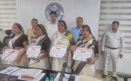 13 हजार तक मासिक इंसेंटिव पाकर आशा बहनों ने पेश की मिसाल, डीएम ने किया सम्मानित