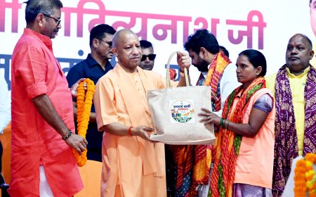 सीएम योगी ने वाराणसी में ‘स्वच्छता मित्र सम्मान समारोह’ में स्वच्छता मित्रों को किया सम्मानित