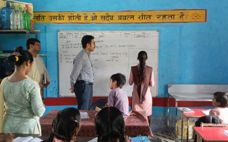 कंपोजिट विद्यालय धनी जलालपुर का डीएम ने किया औचक निरीक्षण, बच्चों को पढ़ाया पाठ