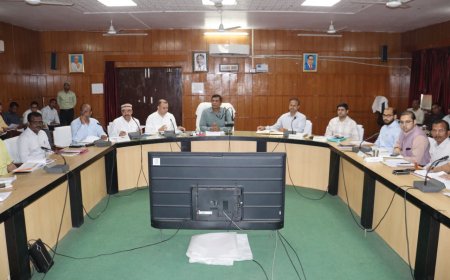 मण्डलायुक्त ने सीएम डैशबोर्ड की समीक्षा कर विकास योजनाओं में अपेक्षित प्रगति सुनिश्चित करने के दिए निर्देश