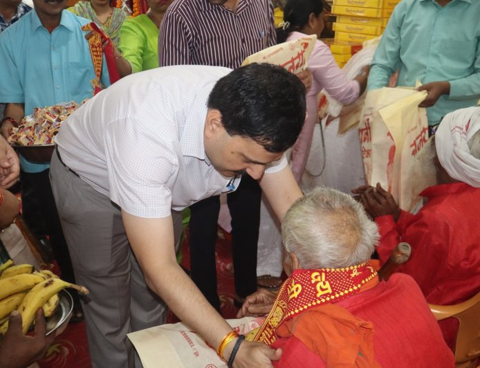 अंतर्राष्ट्रीय वृद्धजन दिवस पर वृद्धाश्रम पहुंचे जिलाधिकारी, बुजुर्गों को किया सम्मानित
