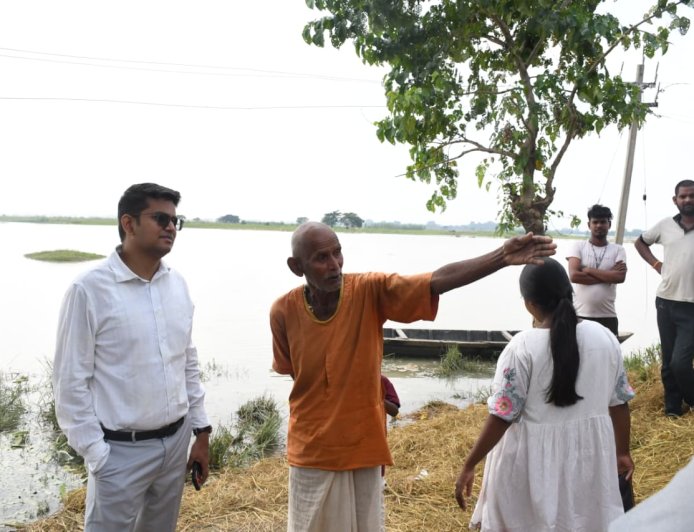 जिलाधिकारी ने बाढ़ के मद्देनजर तहसील नौगढ़ के अन्तर्गत संगलदीप तथा बैरवानानकार का किया निरीक्षण