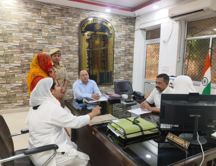 जिलाधिकारी ने जनसुनवाई में सुनीं जनसमस्याएं, अधिकारियों को दिए समयबद्ध एवं गुणवत्तापूर्ण निस्तारण के निर्देश