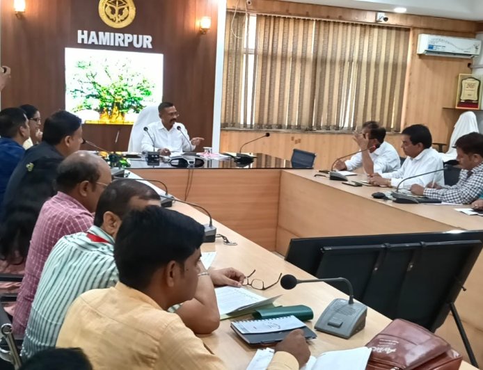 छुट्टा पशुओं के संरक्षण के लिए तीन दिवसीय विशेष अभियान चलाने के जिलाधिकारी ने दिए निर्देश