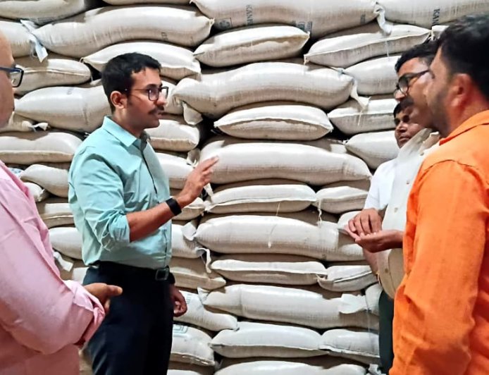 भारतीय खाद्य निगम डिपो पी0ई0जी0 गोदाम जामों का जिलाधिकारी ने किया औचक निरीक्षण