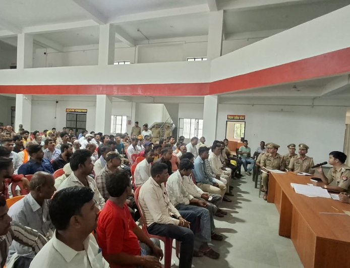 दुर्गा पूजा और दशहरा को लेकर पुलिस सख्त, गैंडास-बुजुर्ग थाने में पीस कमेटी की बैठक संपन्न