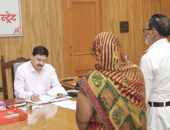 जिलाधिकारी ने विभिन्न क्षेत्रों से आए फरियादियों की सुनी समस्याएं