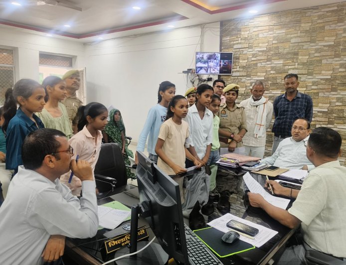 जिलाधिकारी ने जनसुनवाई कर सुनीं आमजन की समस्याएं, अधिकारियों को त्वरित निस्तारण के निर्देश