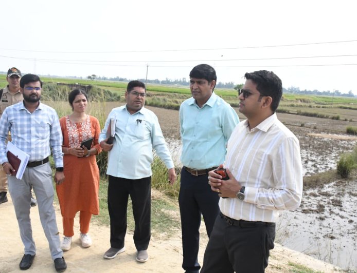 जिलाधिकारी ने फसल क्षतिपूर्ति सर्वेक्षण कार्य का किया निरीक्षण