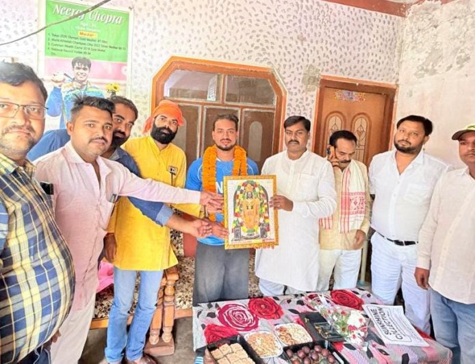एशियन स्तर की कबड्डी प्रतियोगिता में स्वर्ण पदक विजेता प्रदीप चौरसिया को कन्हैया पासवान ने किया सम्मानित