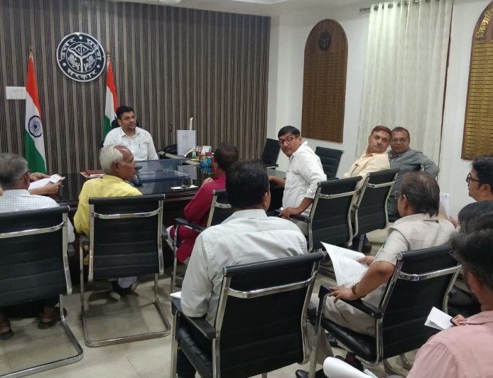 डीईओ ने विशेष पुनरीक्षण अभियान के संबंध में राजनैतिक दलों के साथ की बैठक