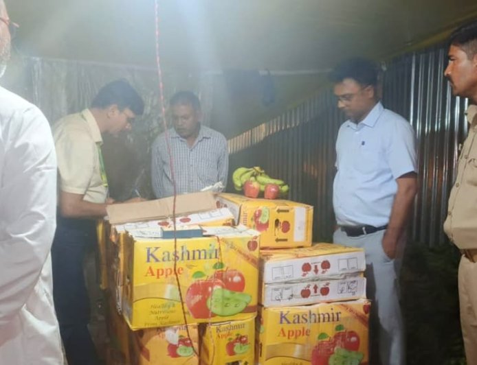नवरात्रि के दृष्टिगत मां दुर्गन भवानी मंदिर का निरीक्षण, खाद्य सुरक्षा टीम ने फल प्रतिष्ठान को जारी की सुधार सूचना