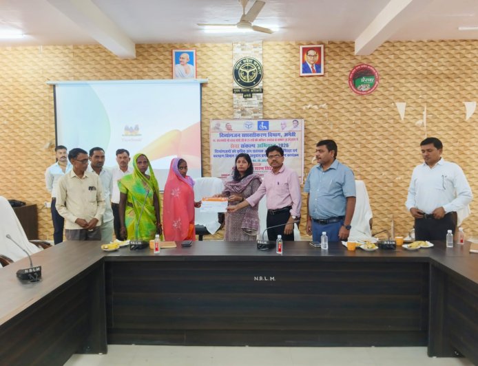 आपदा प्रभावित किसानों एवं परिवारों को राहत पहुंचाने के लिए प्रतिबद्ध प्रदेश सरकार, अमेठी में लाभार्थियों को वितरित किए गए डेमो चेक