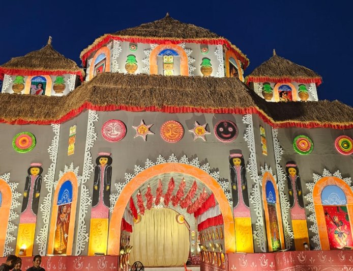 सद्भावना सांस्कृतिक समिति, सहारा स्टेट का दुर्गा पूजा पण्डाल ‘लोकचित्र एवं टेराकोटा विलेज टेंपल’ थीम पर आधारित