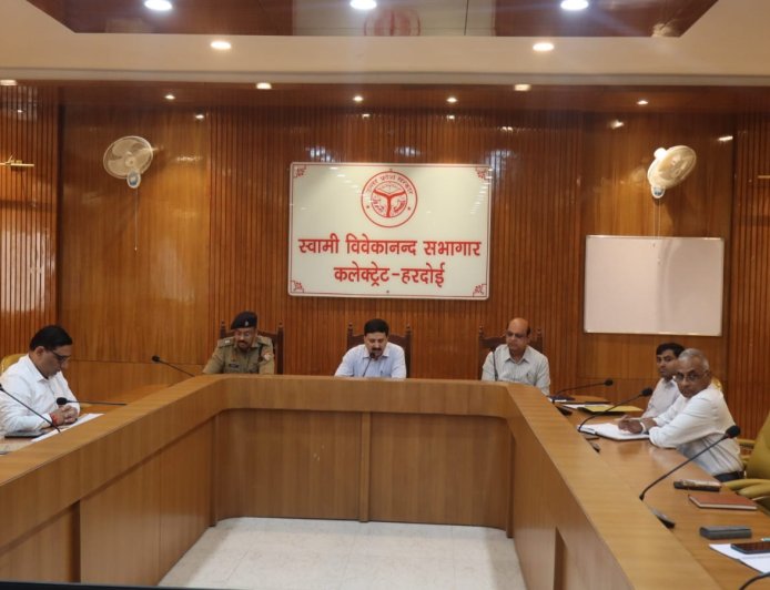 पीईटी परीक्षा को शांतिपूर्ण एवं सकुशल सम्पन्न कराने के लिए जिलाधिकारी ने की बैठक