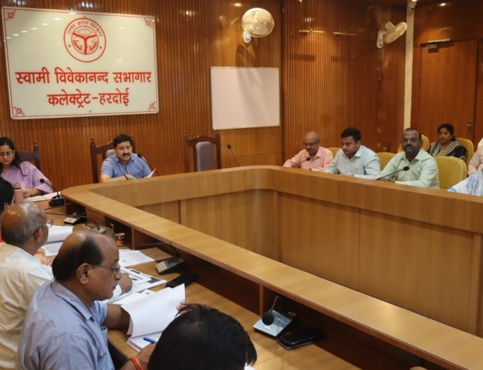 जिलाधिकारी ने विकास खण्ड स्तर पर संचालित विभिन्न योजनाओं की समीक्षा कर लक्ष्य के अनुरूप कार्य कराने के दिए निर्देश