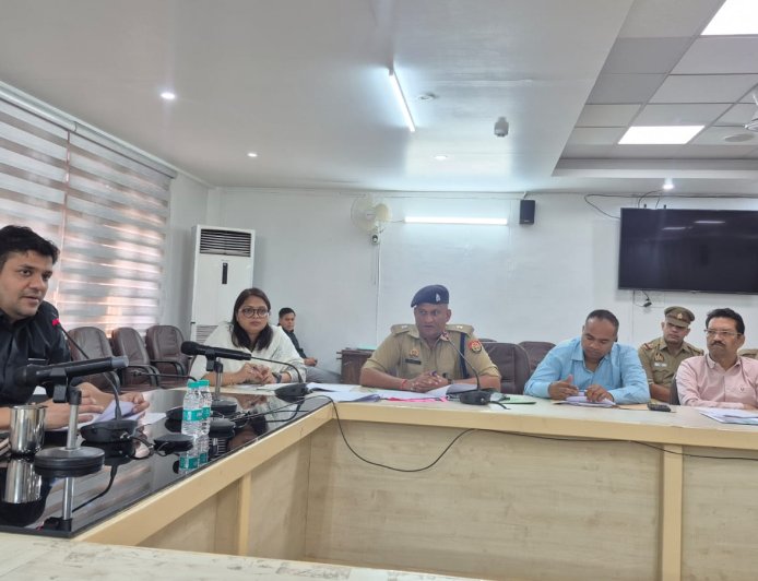 सुरक्षित सड़कें, सतर्क वाहन चालक और सख्त प्रवर्तन से थमेंगी दुर्घटनाएं - डीएम