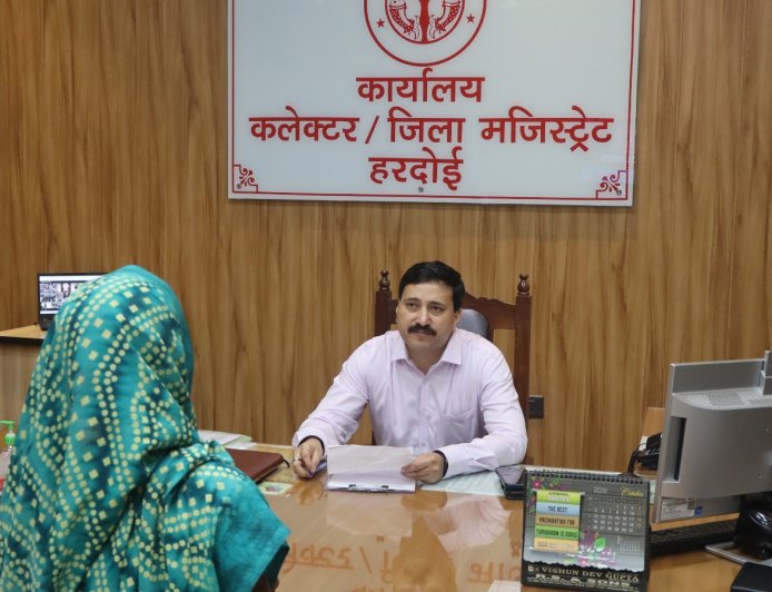 जिलाधिकारी ने विभिन्न क्षेत्रों से आए फरियादियों की सुनीं शिकायतें