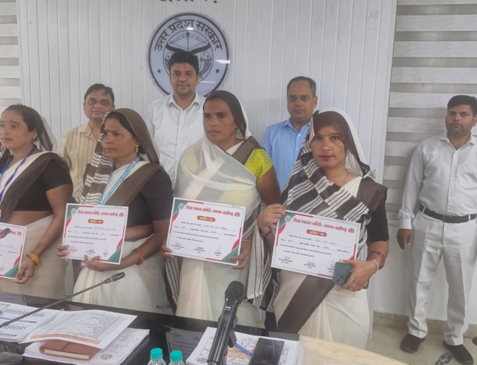 13 हजार तक मासिक इंसेंटिव पाकर आशा बहनों ने पेश की मिसाल, डीएम ने किया सम्मानित