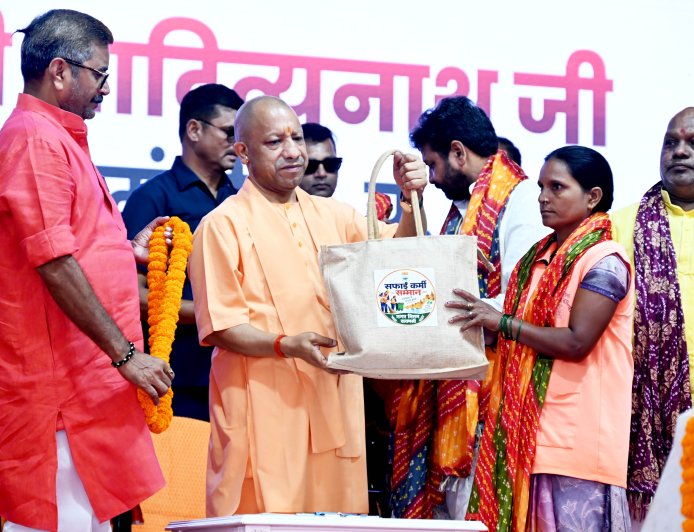 सीएम योगी ने वाराणसी में ‘स्वच्छता मित्र सम्मान समारोह’ में स्वच्छता मित्रों को किया सम्मानित
