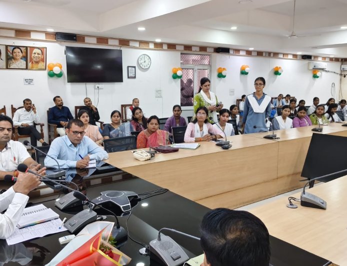 मिशन शक्ति फेज-5.0: जिलाधिकारी ने छात्राओं को दिखाया कैरियर निर्माण का मार्ग, मुख्यमंत्री अभ्युदय योजना की दी जानकारी