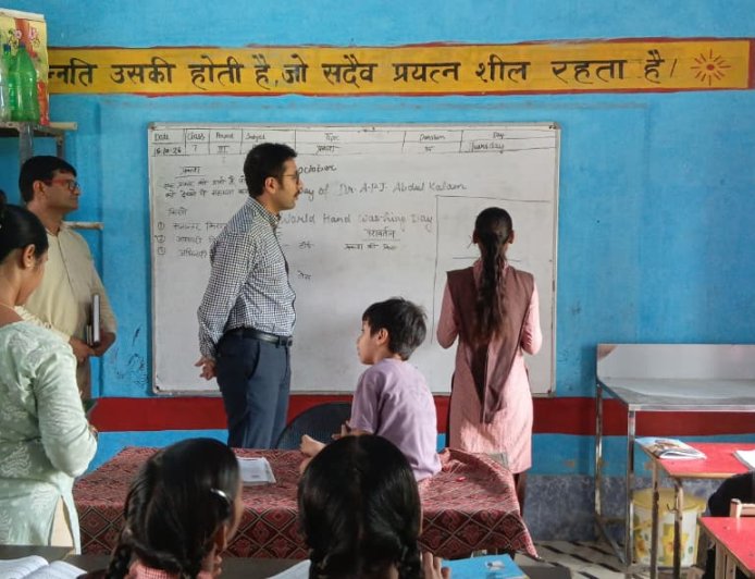 कंपोजिट विद्यालय धनी जलालपुर का डीएम ने किया औचक निरीक्षण, बच्चों को पढ़ाया पाठ