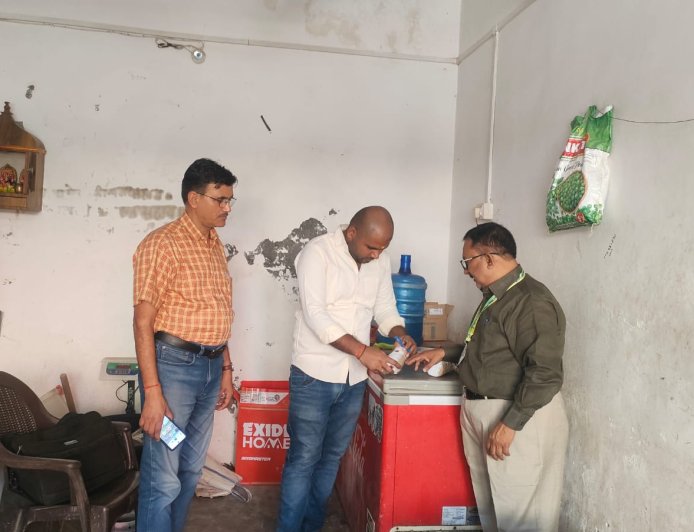 नवरात्रि के दृष्टिगत खाद्य सुरक्षा विभाग की छापेमारी, दूध के दो नमूने जांच के लिए भेजे