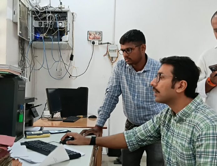 जिलाधिकारी ने एआरटीओ कार्यालय का किया आकस्मिक निरीक्षण, लाइसेंस पत्रावलियों में मिलीं खामियां