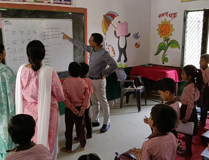 जिलाधिकारी ने प्राथमिक विद्यालयों का किया निरीक्षण