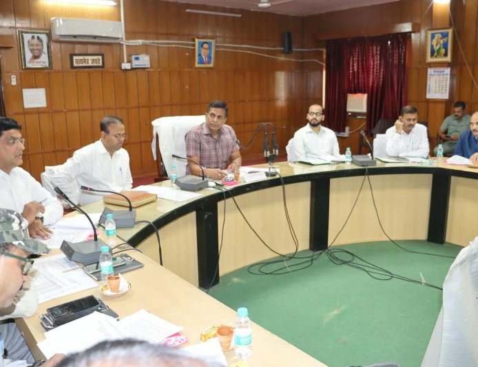 अटल आवासीय विद्यालय के छात्र/छात्राओं के शारीरिक विकास के लिए जिम फैसिलिटी के साथ अन्य खेल सुविधायें भी उपलब्ध करायी जाय - मण्डलायुक्त