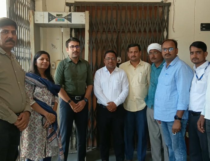 डीएम ने ईवीएम-वीवीपैट वेयर हाउस की सुरक्षा व्यवस्था का किया निरीक्षण