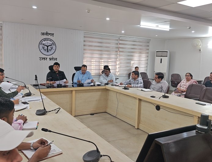 छात्रवृत्ति डेटा फॉरवर्डिंग में लापरवाही पर मान्यता निरस्तीकरण तक की कार्रवाई, डीएम की दोटूक चेतावनी