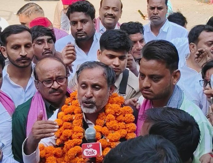 डॉ. मान सिंह यादव की लगातार दूसरी जीत पर सपाइयों में उत्साह, मिठाई खिलाकर मनाई खुशी